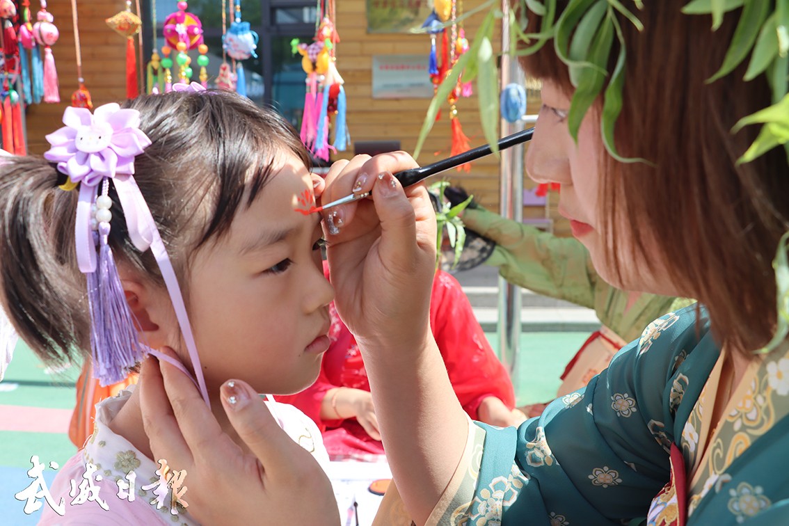 组图3：老师给小朋友点朱砂.JPG